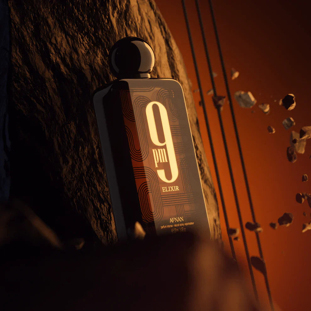 foto del perfume 9 pm elixir afnan 100 ml resaltando su diseño moderno y sofisticado con fondo neutro