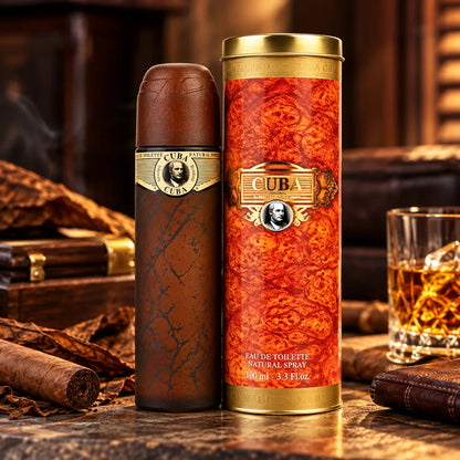 Perfume Gold de Cuba para hombre con frasco y estuche en ambiente masculino clásico, sobre una mesa de madera con iluminación cálida