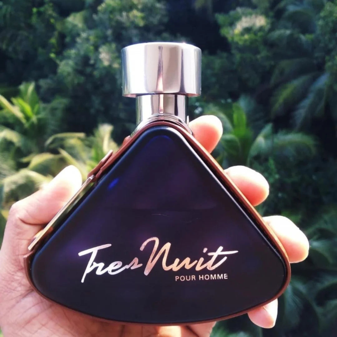 detalle del frasco del perfume tres nuit pour homme destacando su color verde intenso y tapón brillante