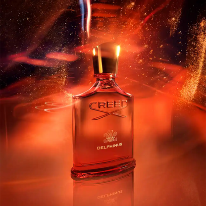 vista frontal de creed delphinus con tapa dorada frasco anaranjado detalles de lujo y exclusividad