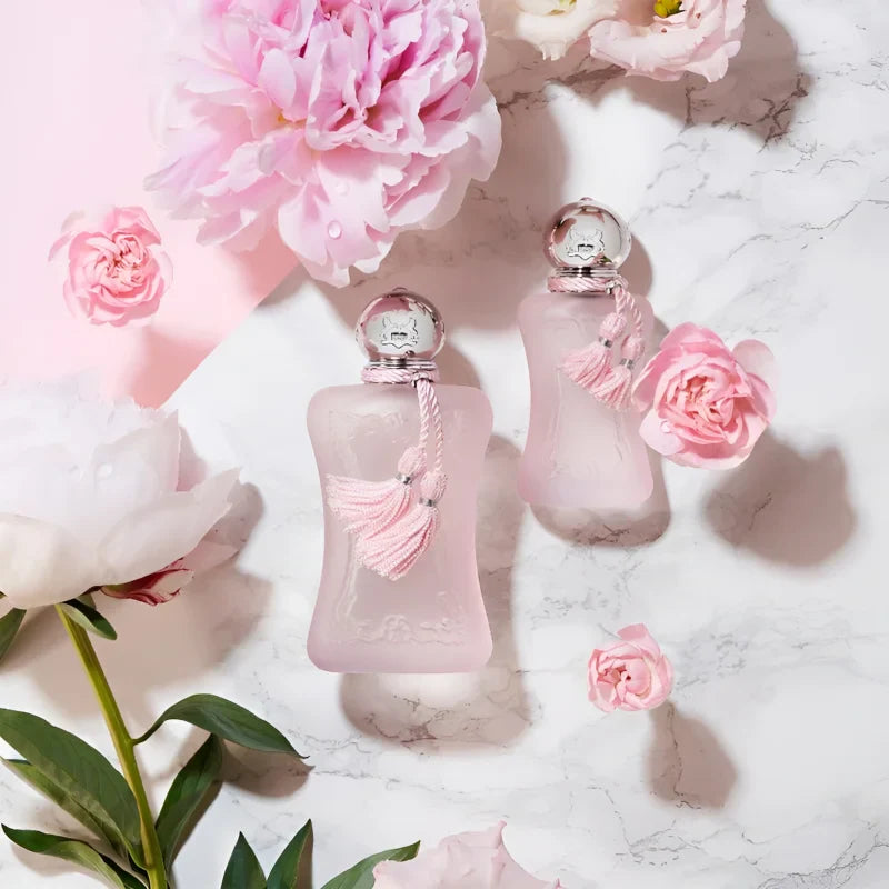imagen del perfume floral delina la rosee de parfums de marly con detalles femeninos y fondo neutro