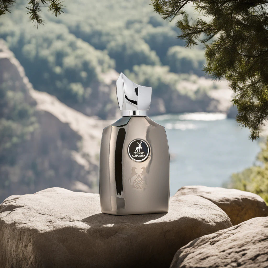 botella del perfume masculino hercules maison alhambra con tapa metálica y fondo minimalista