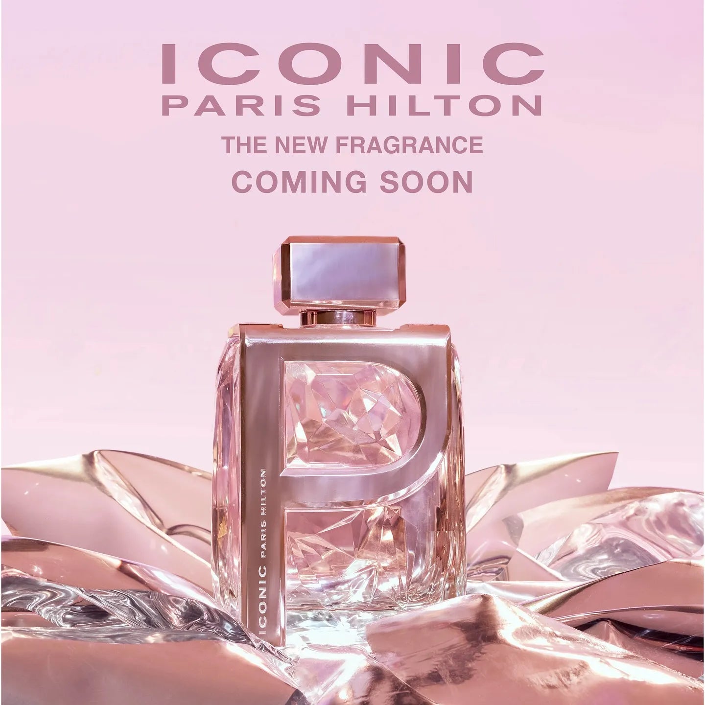 imagen completa del perfume Paris Hilton Iconic con frasco y caja en composición visual