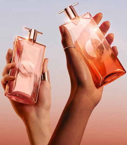 detalle cercano del frasco perfume idole le parfum lancome mujer 75 ml con reflejos de luz y acabado transparente