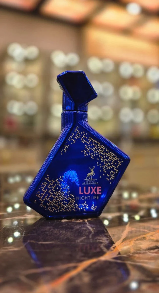 detalle del frasco del perfume luxe nightlife destacando su color profundo y tapón metálico