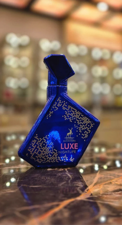 detalle del frasco del perfume luxe nightlife destacando su color profundo y tapón metálico