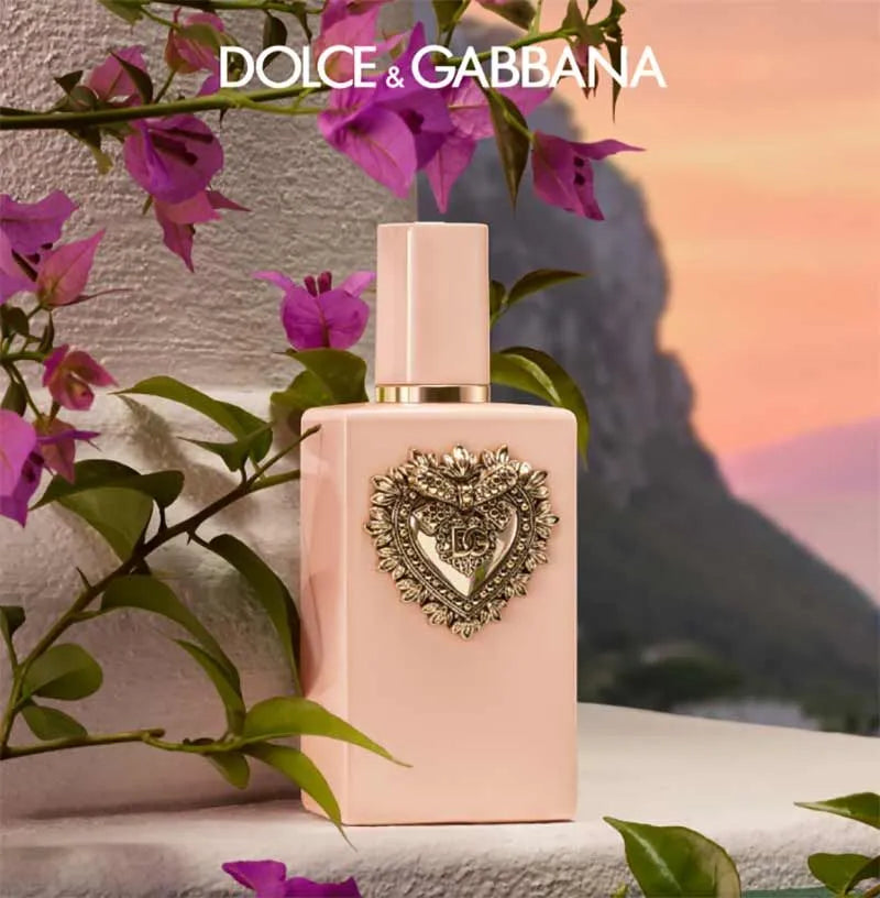 imagen de la caja de my devotion dolce gabbana perfume de mujer junto al frasco resaltando colores y estilo caracteristico de la marca
