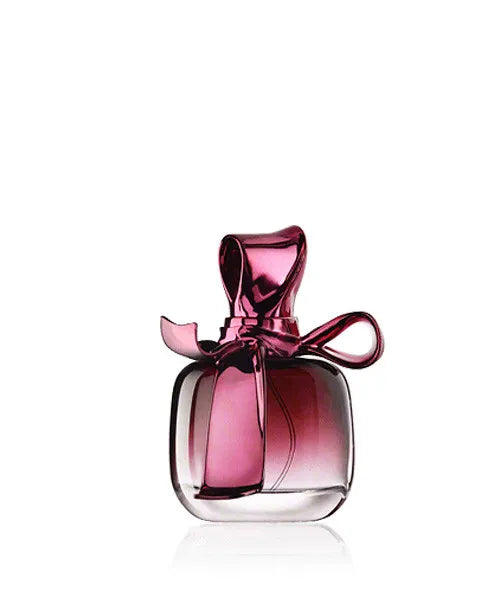botella del perfume ricci ricci eau de parfum para mujer con fondo claro y estilo sofisticado