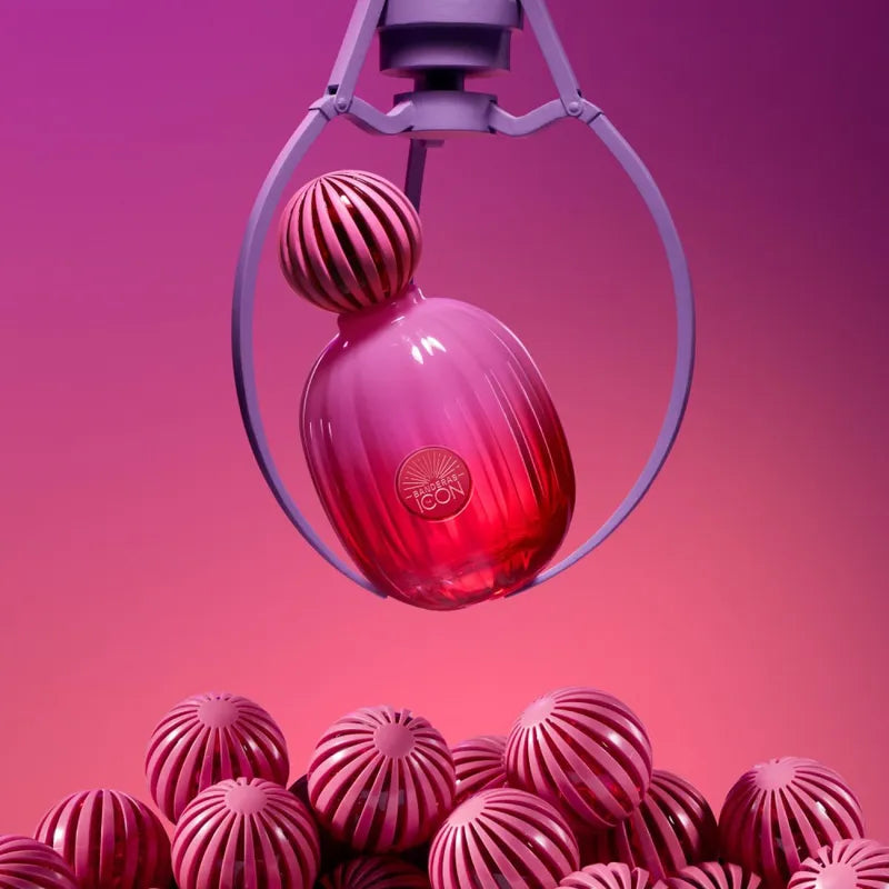 detalle del frasco del perfume the icon supreme para mujer resaltando su tono dorado y tapón brillante