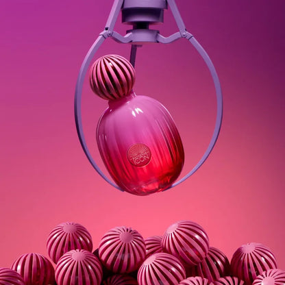 detalle del frasco del perfume the icon supreme para mujer resaltando su tono dorado y tapón brillante