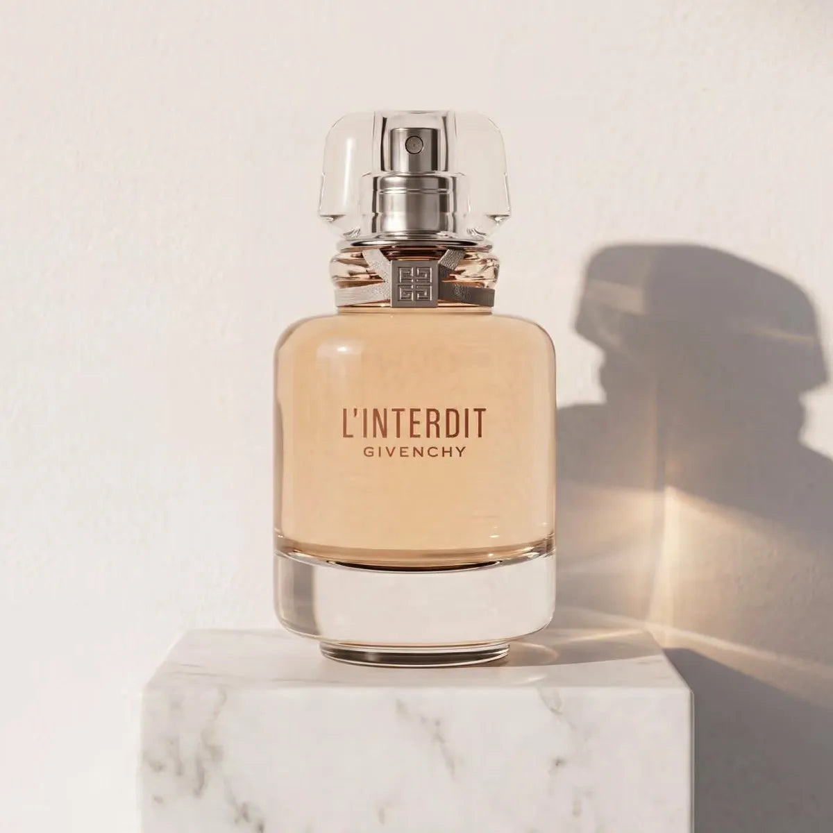 Publicidad del perfume floral radiante para mujer Givenchy L'Interdit Eau de Toilette