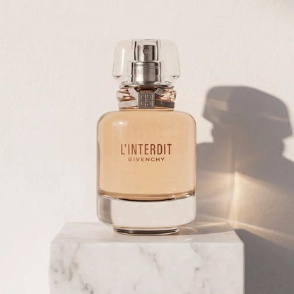 Publicidad del perfume floral radiante para mujer Givenchy L'Interdit Eau de Toilette