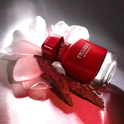 Publicidad del perfume floral cálido para mujer Givenchy L'Interdit Eau de Parfum Rouge Ultime