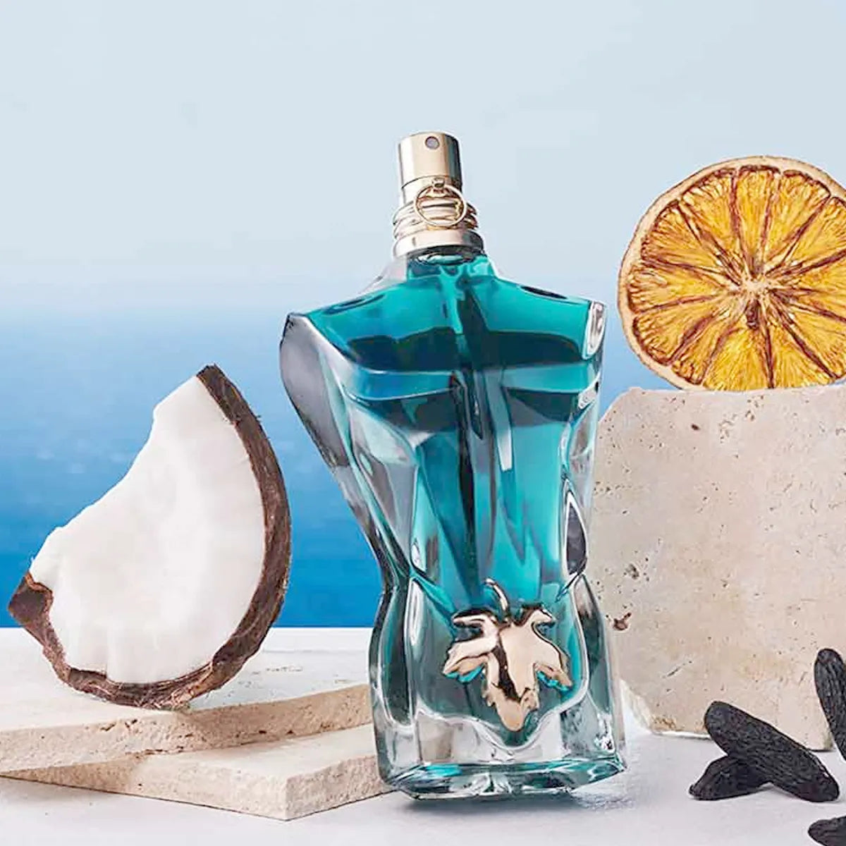 Frasco esculpido en forma de torso masculino con hoja de parra dorada del perfume Le Beau 125ml