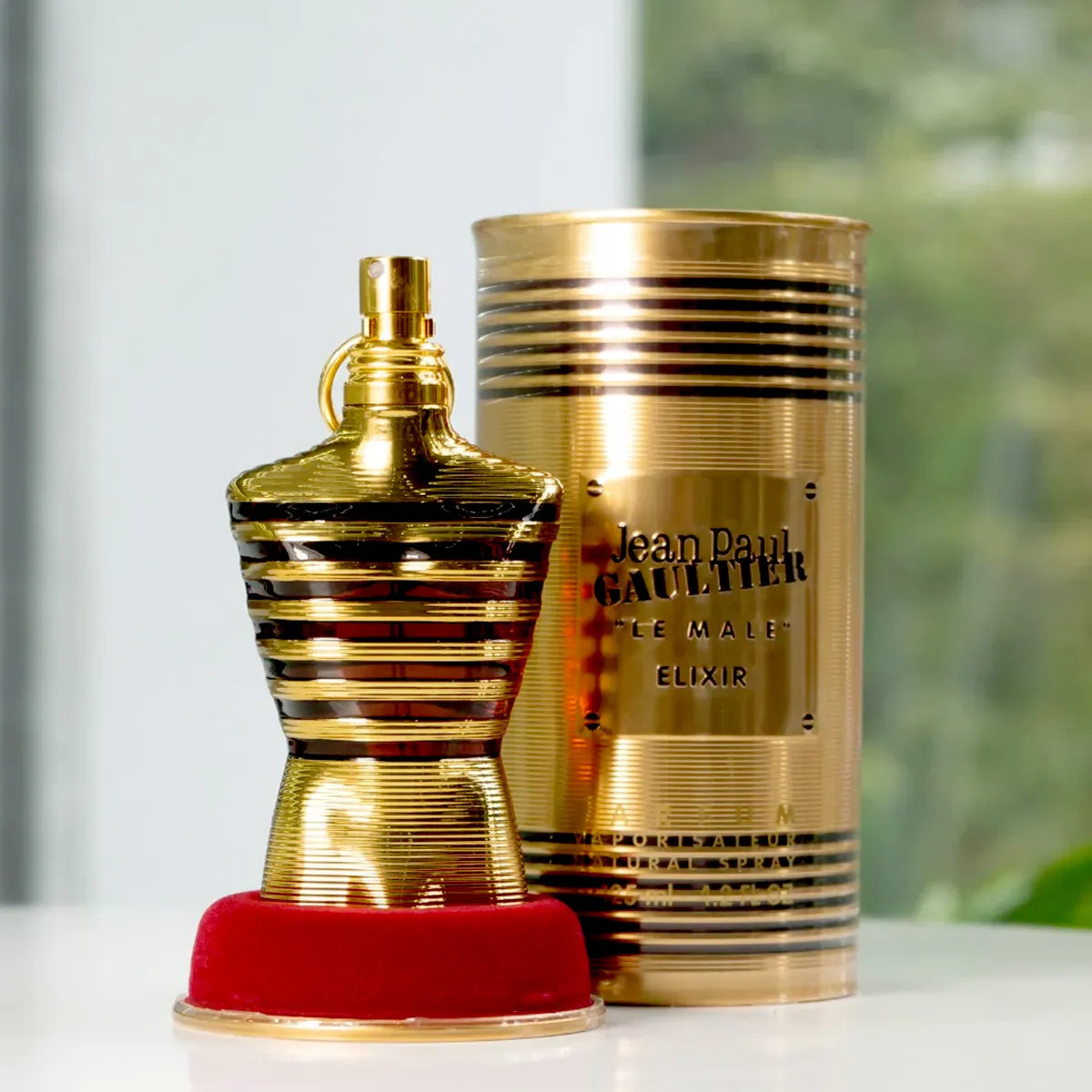 Frasco en forma de torso dorado con rayas esculpidas del perfume para hombre Le Male Elixir 125ml