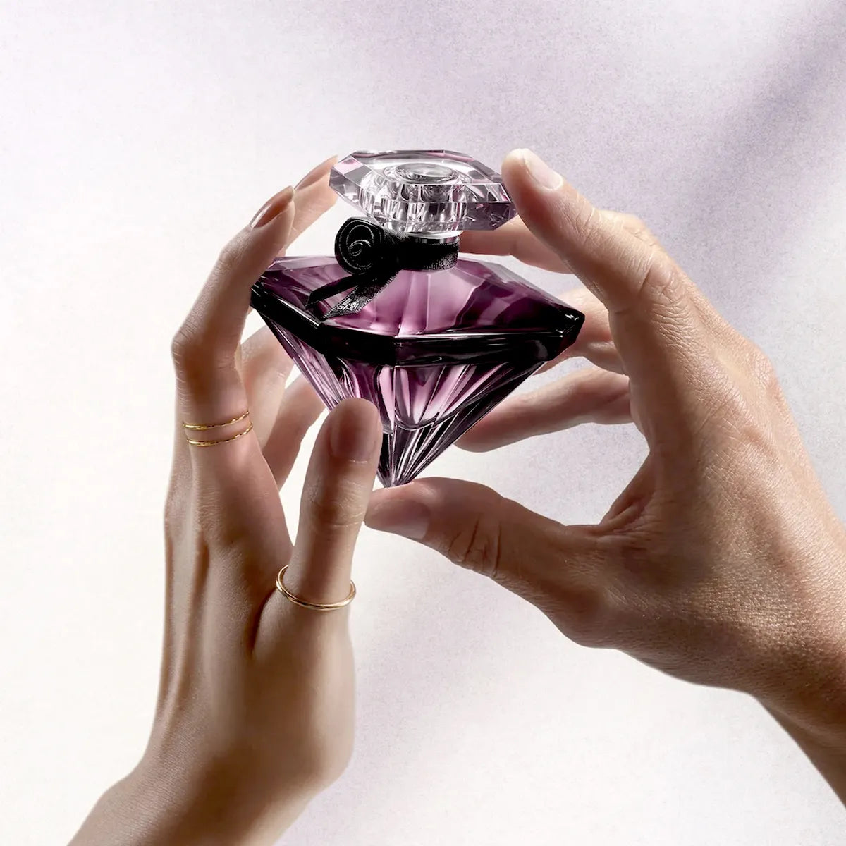 Publicidad del perfume sensual nocturno para mujer Lancôme La Nuit Trésor Eau de Parfum