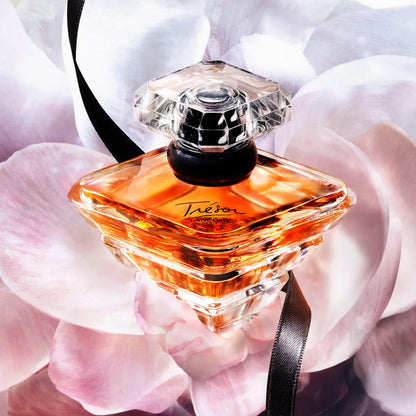 Publicidad del icónico perfume romántico para mujer Lancôme Trésor Eau de Parfum