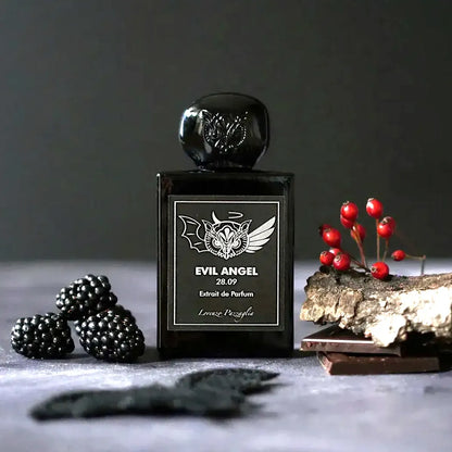 Publicidad del perfume nicho italiano Lorenzo Pazzaglia Evil Angel 28.09 Extrait De Parfum