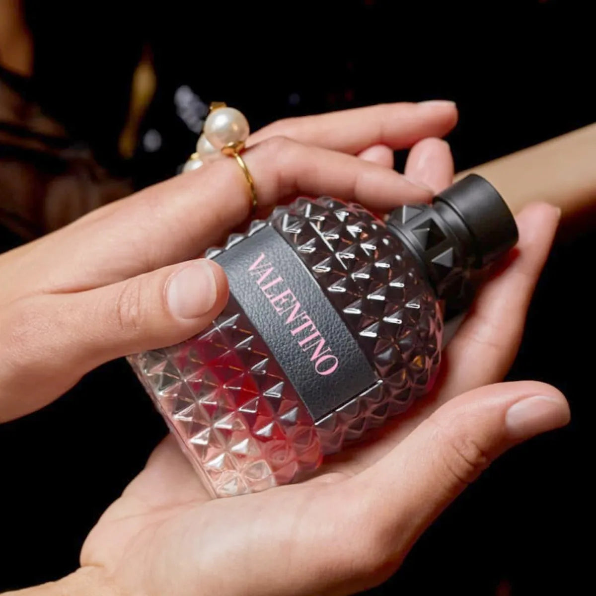 Publicidad del perfume oriental amaderado para hombre Valentino Born In Roma Intense Uomo Eau de Parfum
