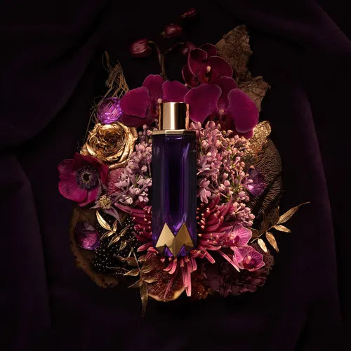 detalle del perfume royalty amethyst maluma eau de parfum 75 ml con reflejos de luz y color violeta intenso