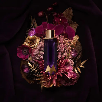detalle del perfume royalty amethyst maluma eau de parfum 75 ml con reflejos de luz y color violeta intenso