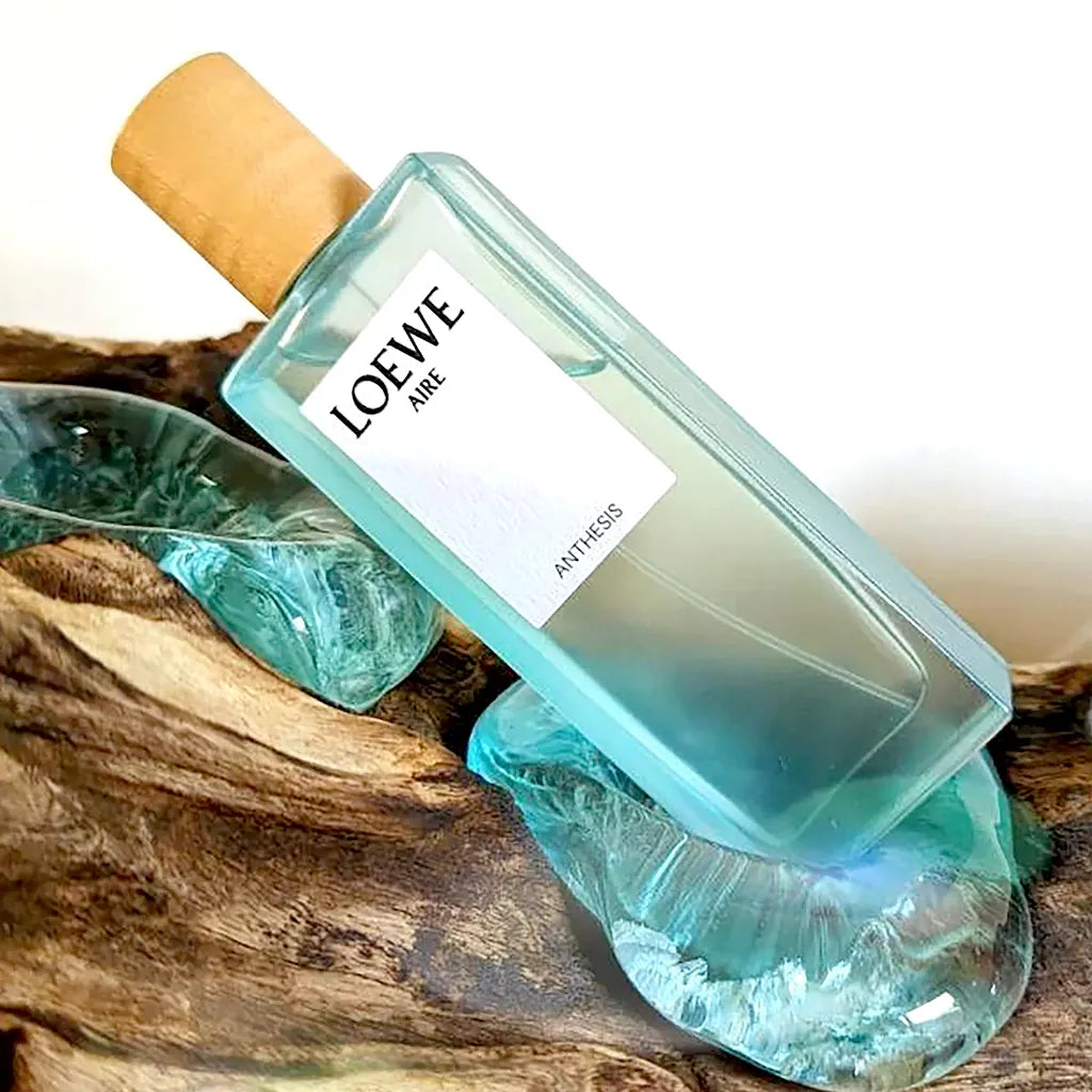 vista frontal Loewe Aire Anthesis Eau de Parfum con aroma fresco, floral y frutal