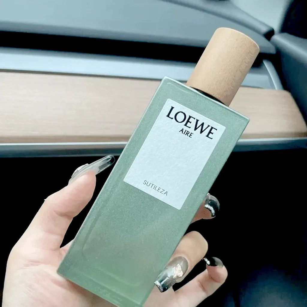vista frontal del perfume Loewe Aire Sutileza EDP 100 ml mostrando su frasco y presentación característica