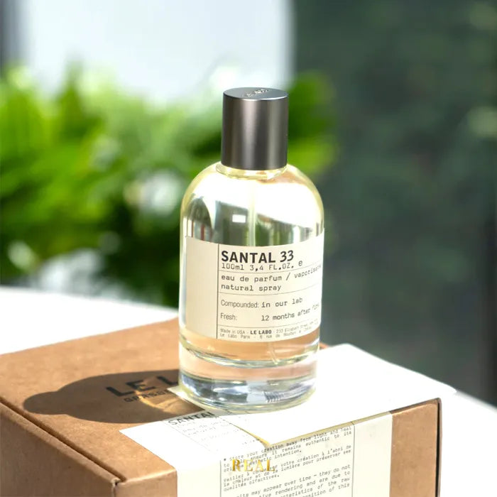 Vista frontal del perfume Santal 33 Le Labo Eau De Parfum
