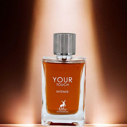 Botella de Your Touch Intense sostenida por una mano masculina