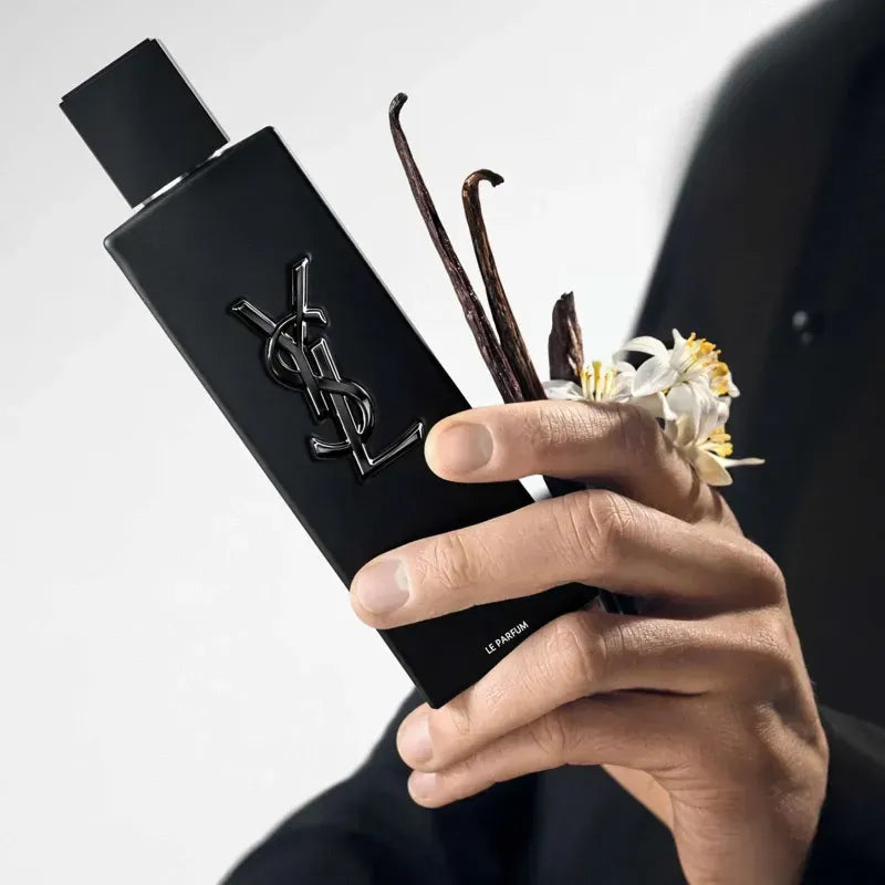 Caja y botella de MYSLF Le Parfum YSL sobre fondo negro