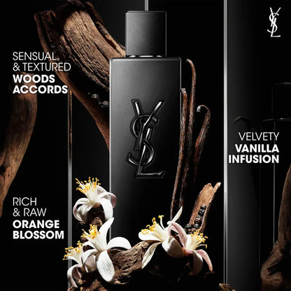 Hombre aplicando el perfume MYSLF Le Parfum de Yves Saint Laurent