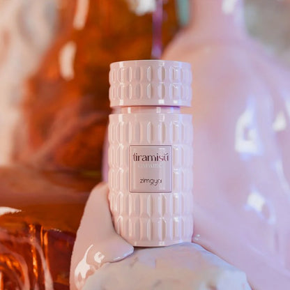 Foto ambiental del perfume Zimaya Tiramisú Caramel 100ml
